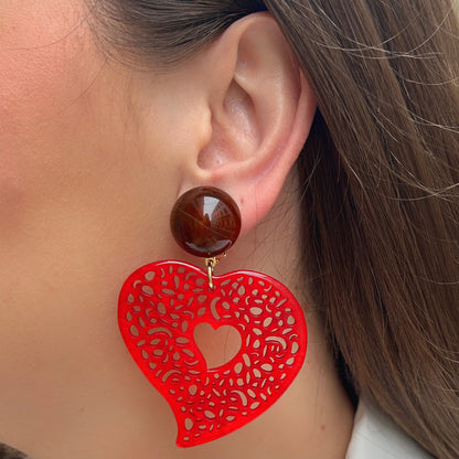 Boucles d’oreilles Heart Rouge Francine Bramli Paris avec grand cœur rouge ajouré et cabochon marron