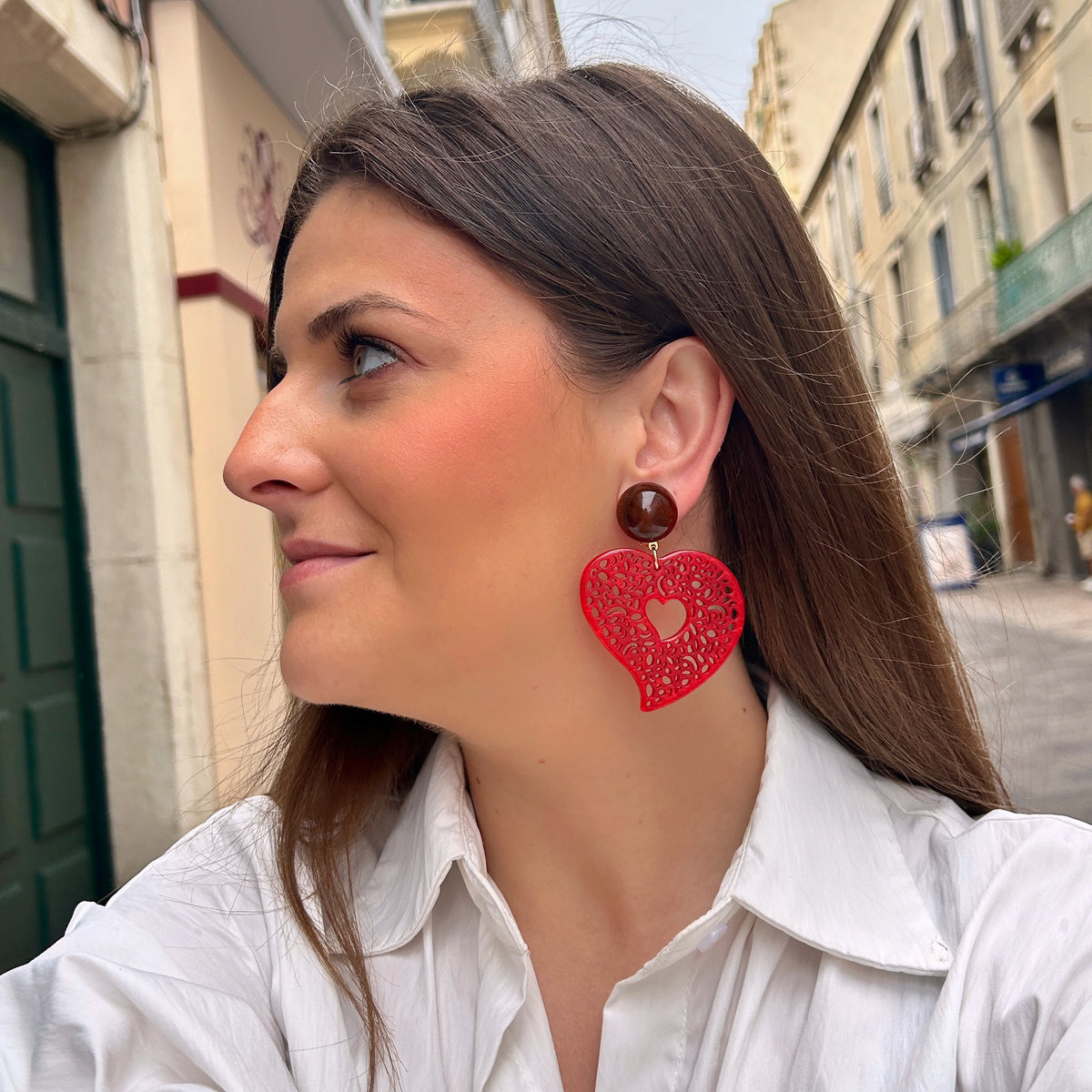 Boucles d’oreilles Heart Rouge Francine Bramli Paris avec grand cœur rouge ajouré et cabochon marron