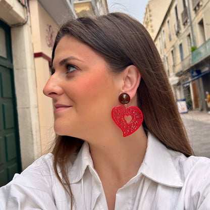 Boucles d’oreilles Heart Rouge Francine Bramli Paris avec grand cœur rouge ajouré et cabochon marron