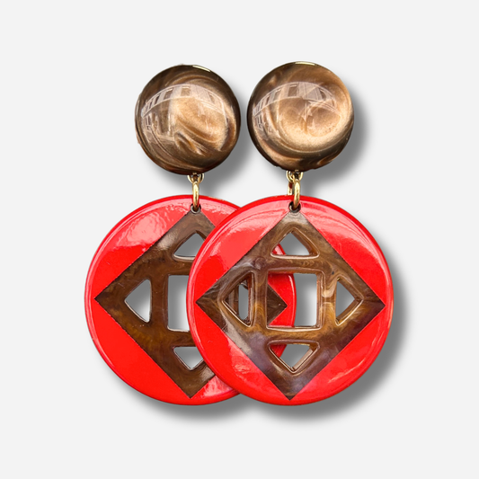 Boucles d'oreilles Hermia Rouge Francine Bramli en résine rouge et écaille marron au design graphique