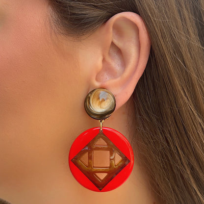Boucles d'oreilles Hermia Rouge Francine Bramli en résine rouge et écaille marron au design graphique
