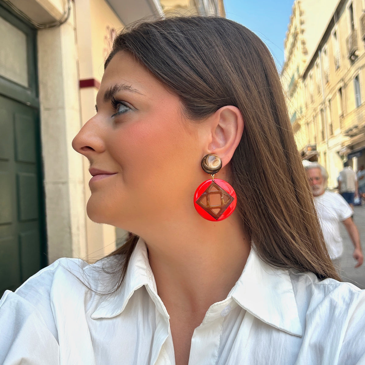 Boucles d'oreilles Hermia Rouge Francine Bramli en résine rouge et écaille marron au design graphique