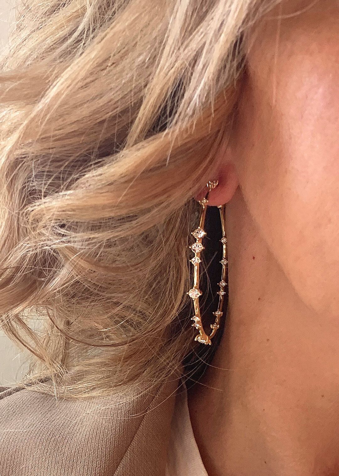 Boucles d’oreilles Hoops Mya Bay portées à l’oreille