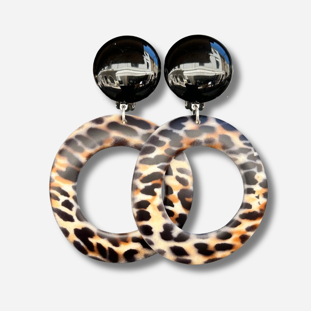 Boucles d'oreilles Hoya Léopard Francine Bramli en résine imprimé léopard portées