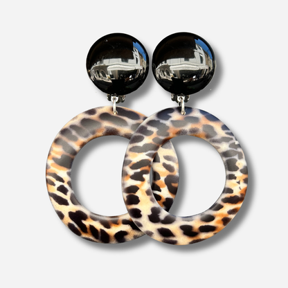 Boucles d'oreilles Hoya Léopard Francine Bramli en résine imprimé léopard portées