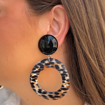 Boucles d'oreilles Hoya Léopard Francine Bramli en résine imprimé léopard portées