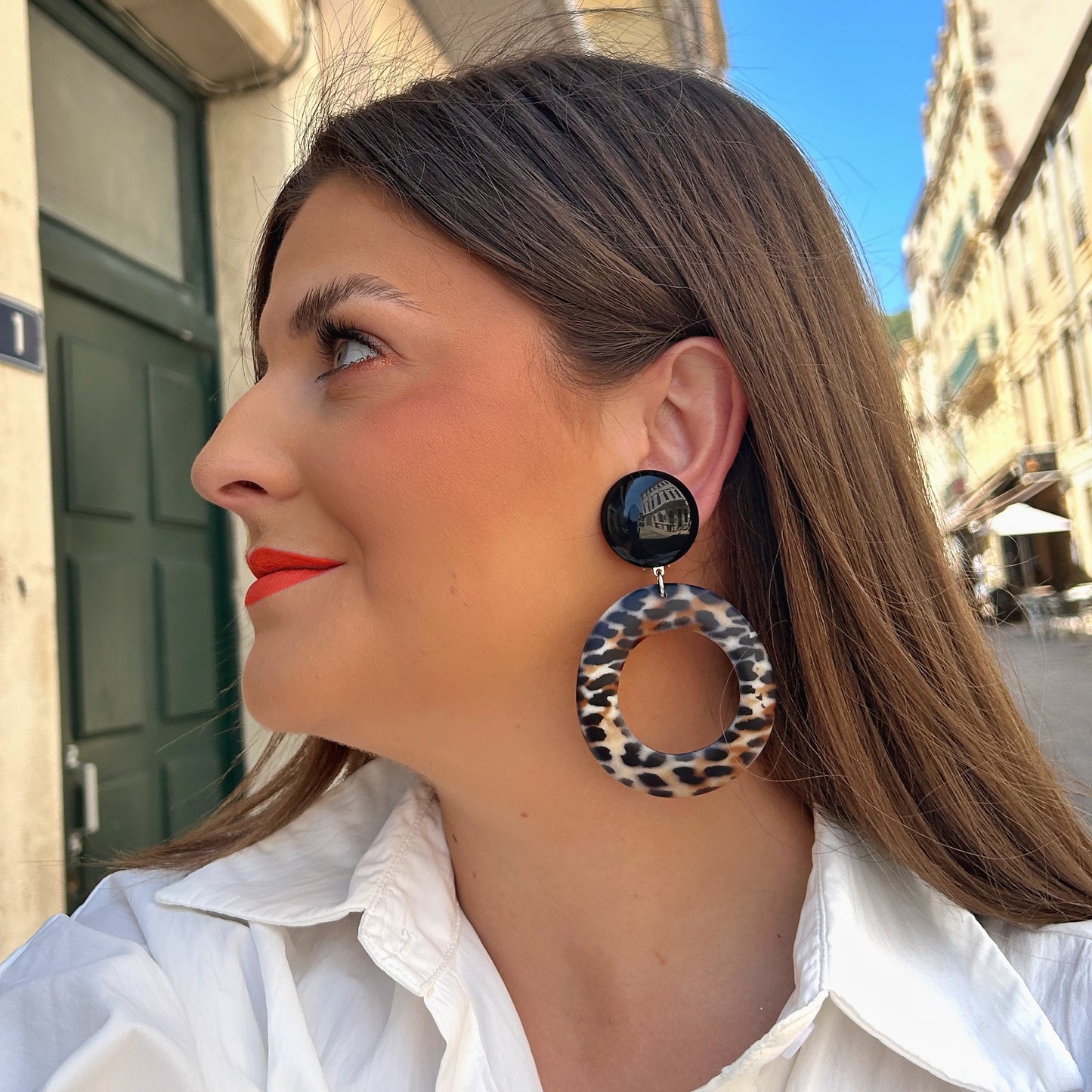 Boucles d'oreilles Hoya Léopard Francine Bramli en résine imprimé léopard portées