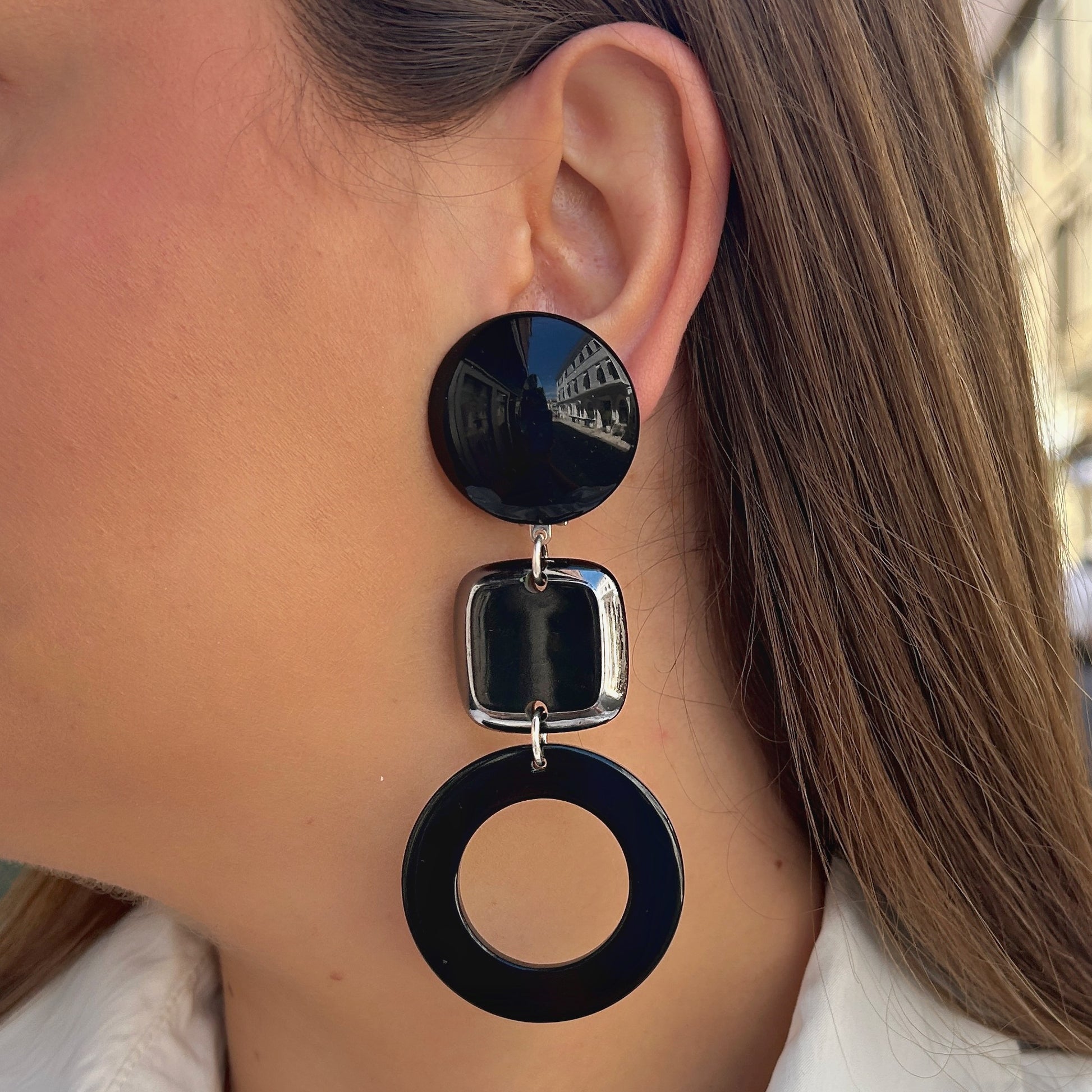 Boucles d’oreilles Inky Noires Francine Bramli Paris avec formes géométriques noires et anneau ajouré graphique