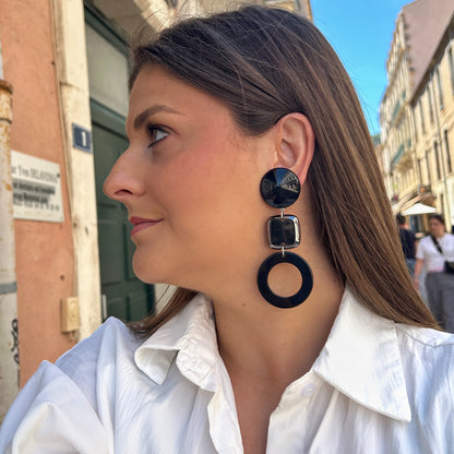 Boucles d’oreilles Inky Noires Francine Bramli Paris avec formes géométriques noires et anneau ajouré graphique
