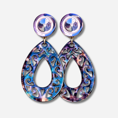 Boucles d’oreilles Isolda Violet à clips Francine Bramli Paris, cabochons ronds irisés et grandes gouttes ajourées aux motifs arabesques.