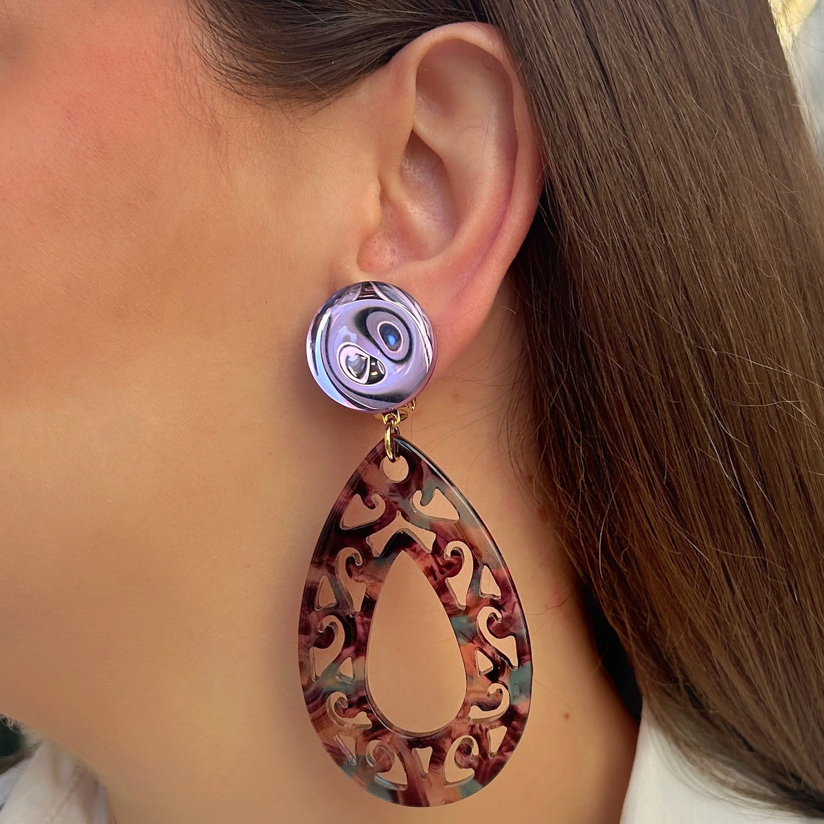 Boucles d’oreilles Isolda Violet à clips Francine Bramli Paris, cabochons ronds irisés et grandes gouttes ajourées aux motifs arabesques.
