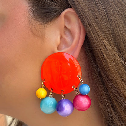 Boucles d’oreilles Jelly Multi multicolores en résine Francine Bramli Paris portées