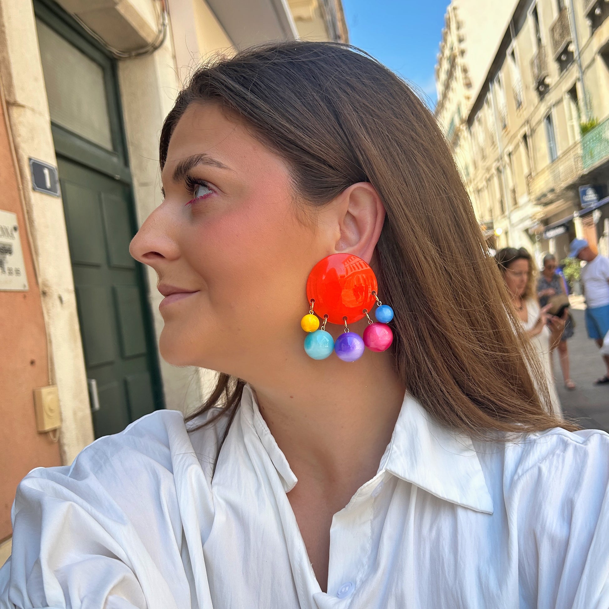 Boucles d’oreilles Jelly Multi multicolores en résine Francine Bramli Paris portées