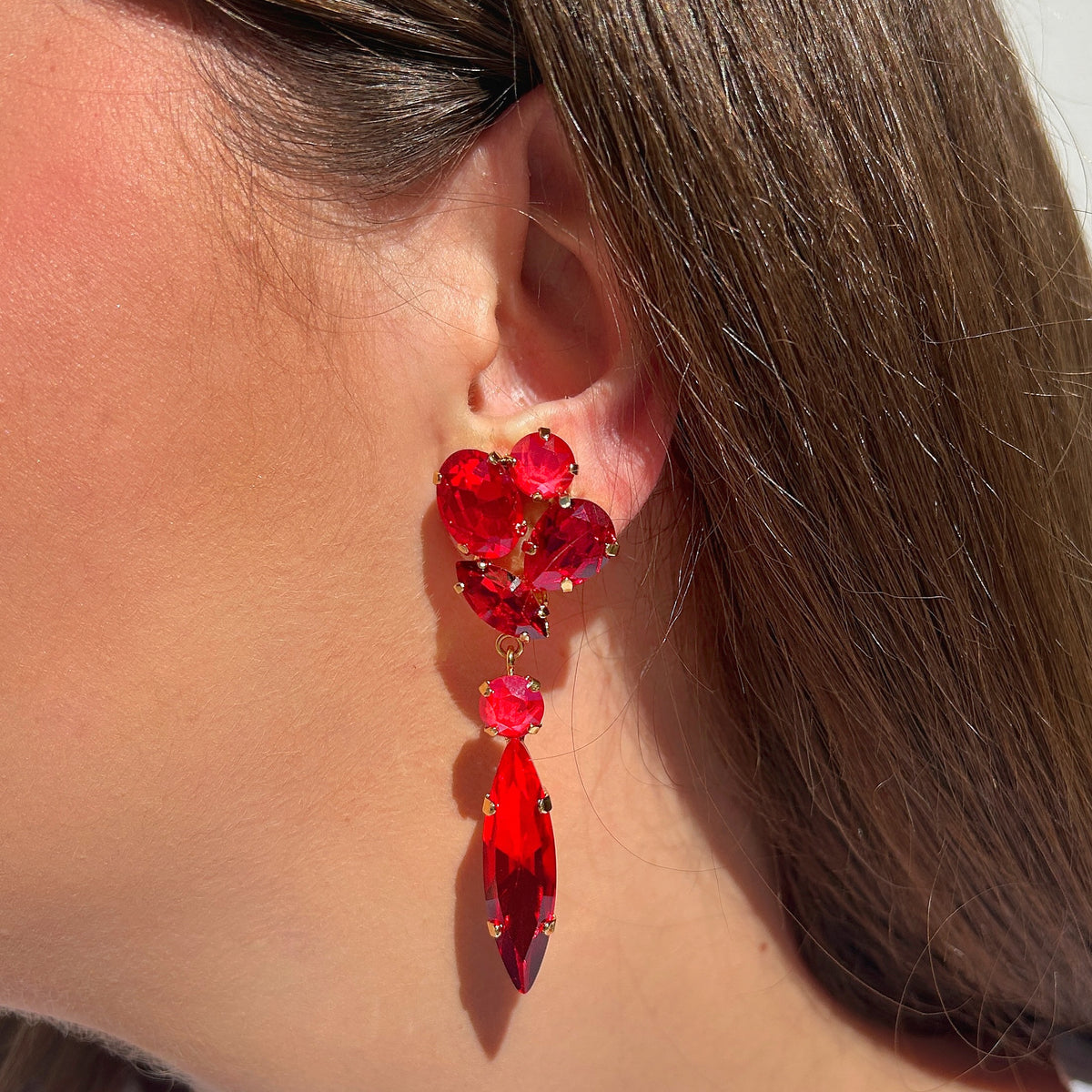 Boucles d’oreilles pendantes à clips Kalyx Cerise Crézus avec cristaux rouges facettés, longues pierres navettes rouge cerise et montures dorées – Divinity Sète