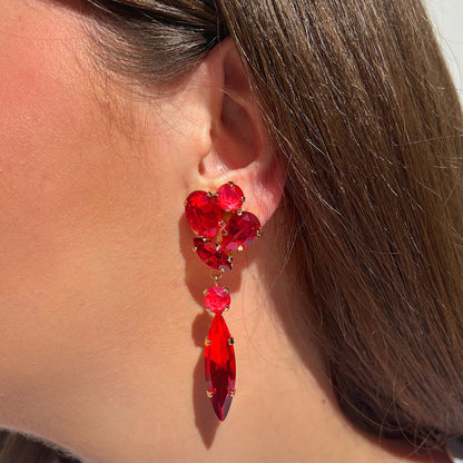 Boucles d’oreilles pendantes à clips Kalyx Cerise Crézus avec cristaux rouges facettés, longues pierres navettes rouge cerise et montures dorées – Divinity Sète