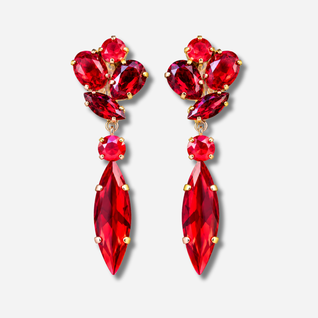 Boucles d’oreilles pendantes à clips Kalyx Cerise Crézus avec cristaux rouges facettés, longues pierres navettes rouge cerise et montures dorées – Divinity Sète