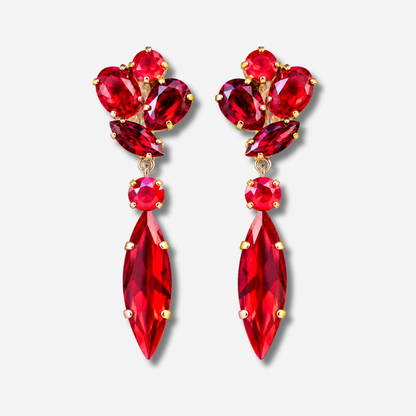 Boucles d’oreilles pendantes à clips Kalyx Cerise Crézus avec cristaux rouges facettés, longues pierres navettes rouge cerise et montures dorées – Divinity Sète