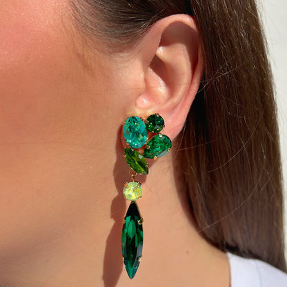 Boucles d’oreilles pendantes à clips Kalyx Émeraude Crézus, cristaux facettés verts et turquoise, longue pierre navette et monture dorée – Divinity Sète