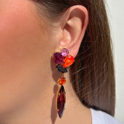 Boucles d’oreilles pendantes à clips Kalyx Figue Crézus avec cristaux violets, prune, roses et orange, longues navettes bordeaux et montures dorées – Divinity Sète