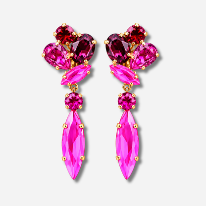 Boucles d’oreilles pendantes à clips Kalyx Orchidée Crézus avec cristaux roses, fuchsia et rouge grenat, longues pierres navettes et montures dorées – Divinity Sète