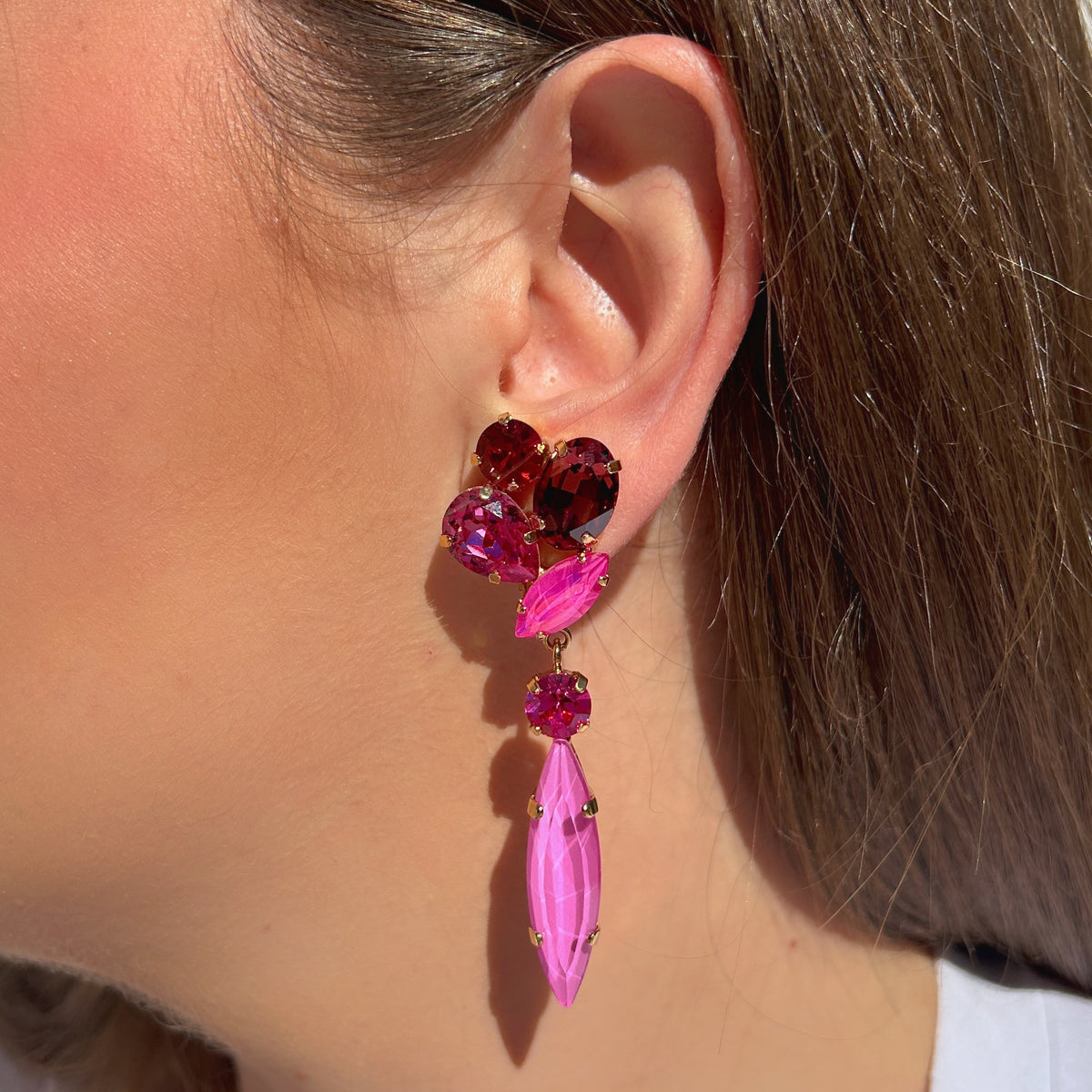 Boucles d’oreilles pendantes à clips Kalyx Orchidée Crézus avec cristaux roses, fuchsia et rouge grenat, longues pierres navettes et montures dorées – Divinity Sète