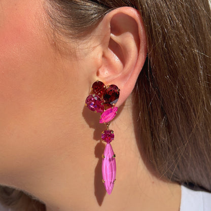 Boucles d’oreilles pendantes à clips Kalyx Orchidée Crézus avec cristaux roses, fuchsia et rouge grenat, longues pierres navettes et montures dorées – Divinity Sète