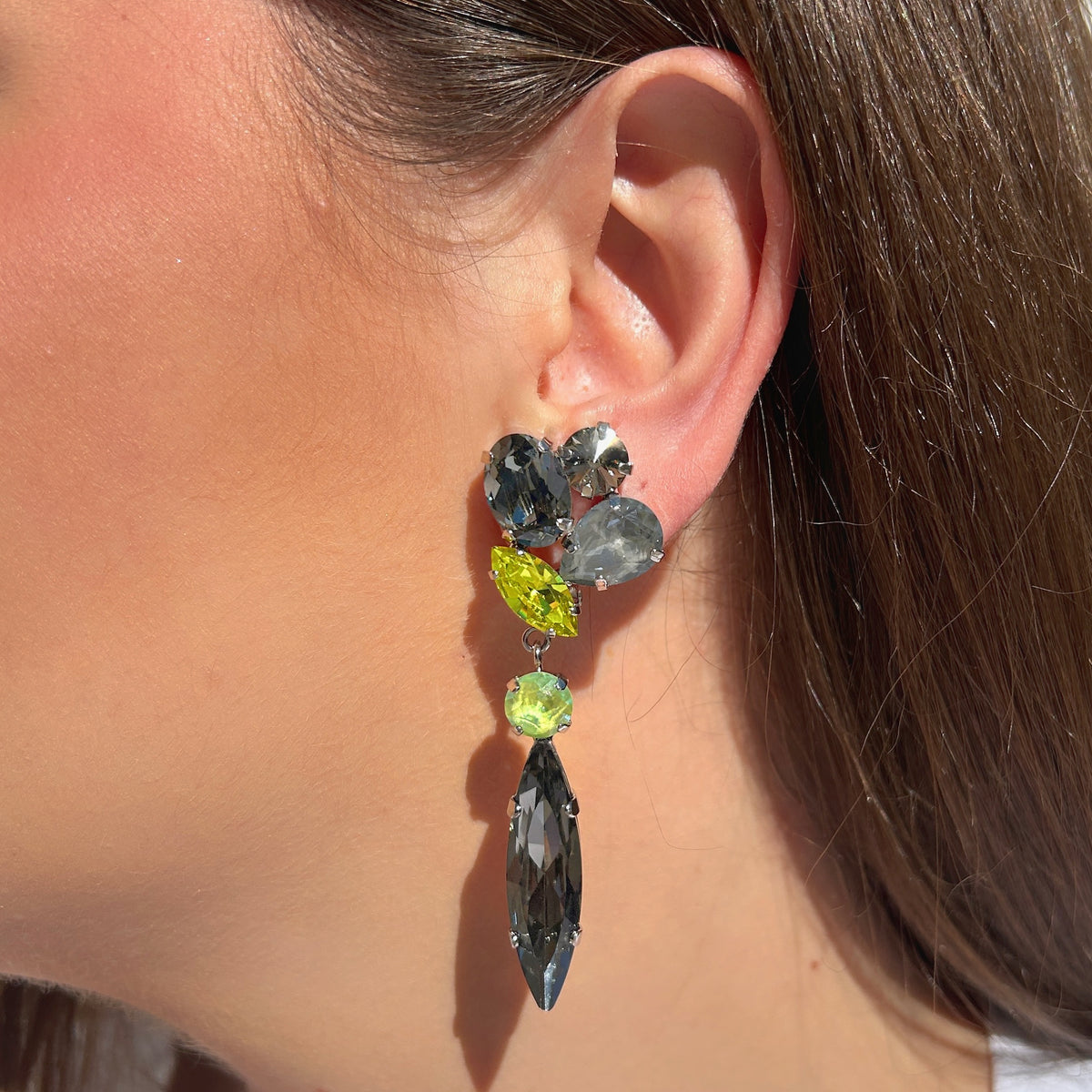 Boucles d’oreilles pendantes à clips Kalyx Silver Lime Crézus avec cristaux argentés, gris fumé et vert lime, longues navettes facettées et montures argentées – Divinity Sète