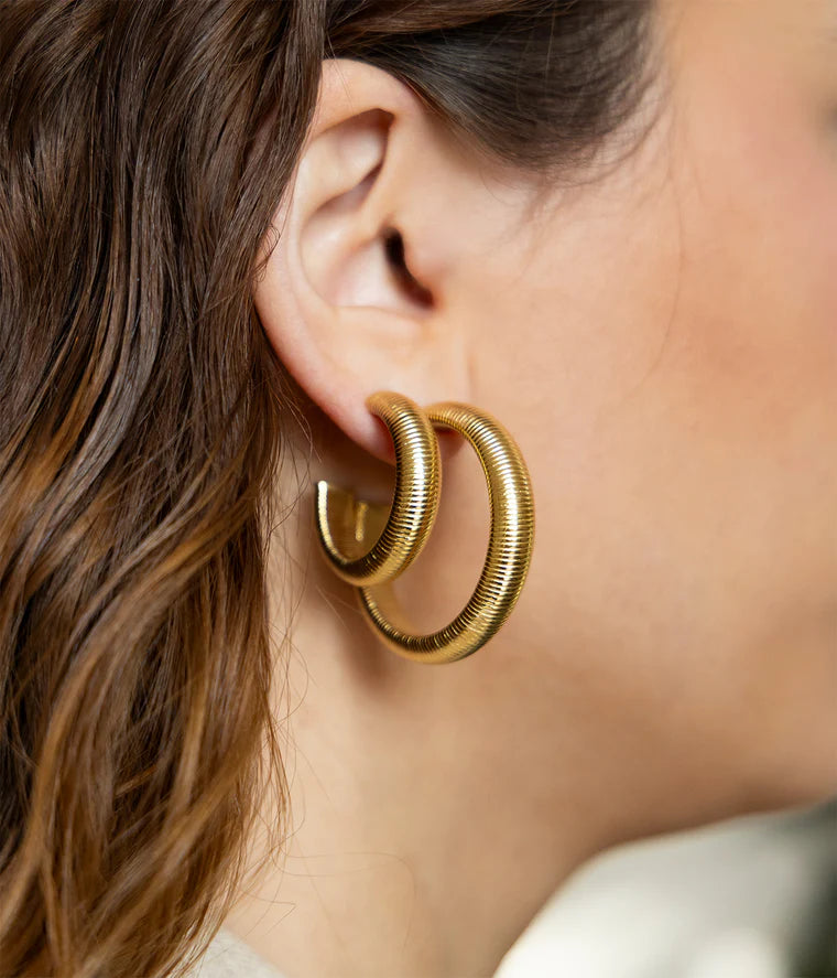 Boucles d’oreilles Kaneko ZAG en acier inoxydable doré créoles texturées