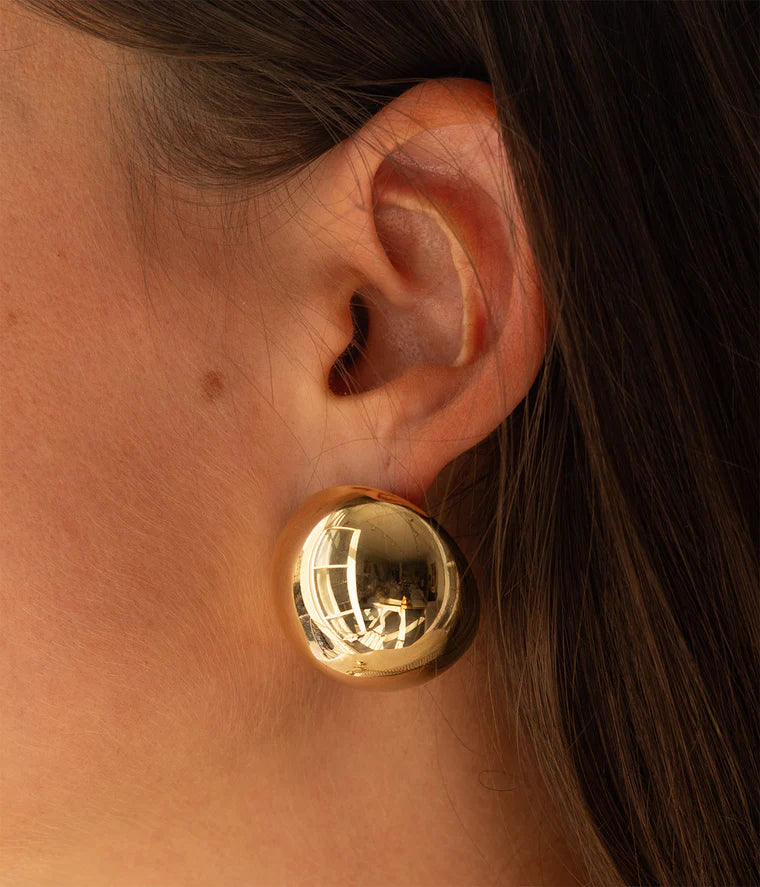 Boucles d’oreilles Kleeva ZAG en acier inoxydable doré avec forme ronde bombée