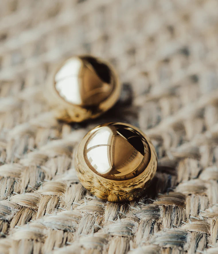 Boucles d’oreilles Kleeva ZAG en acier inoxydable doré avec forme ronde bombée