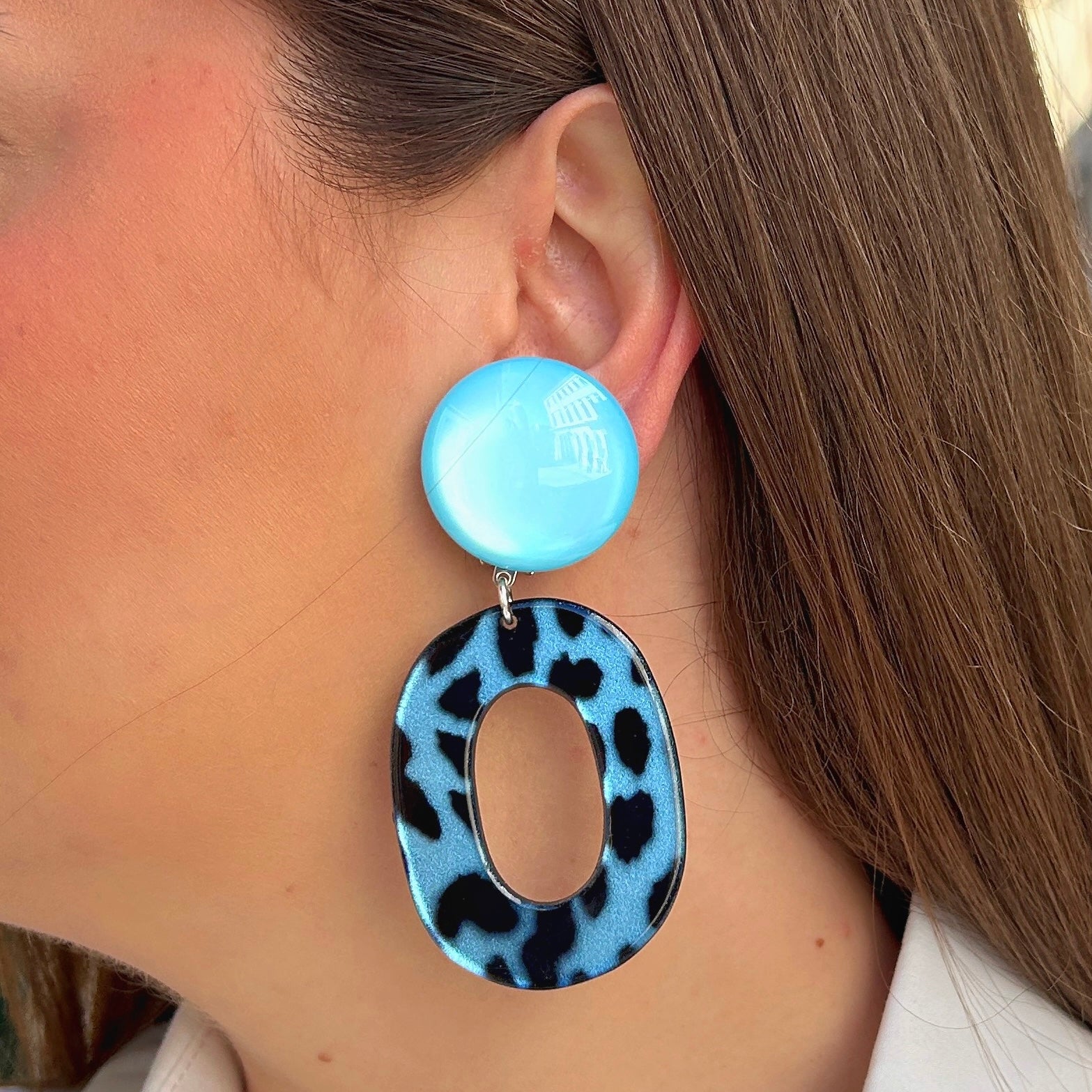 Boucles bleues motif léopard Francine Bramli Paris portées