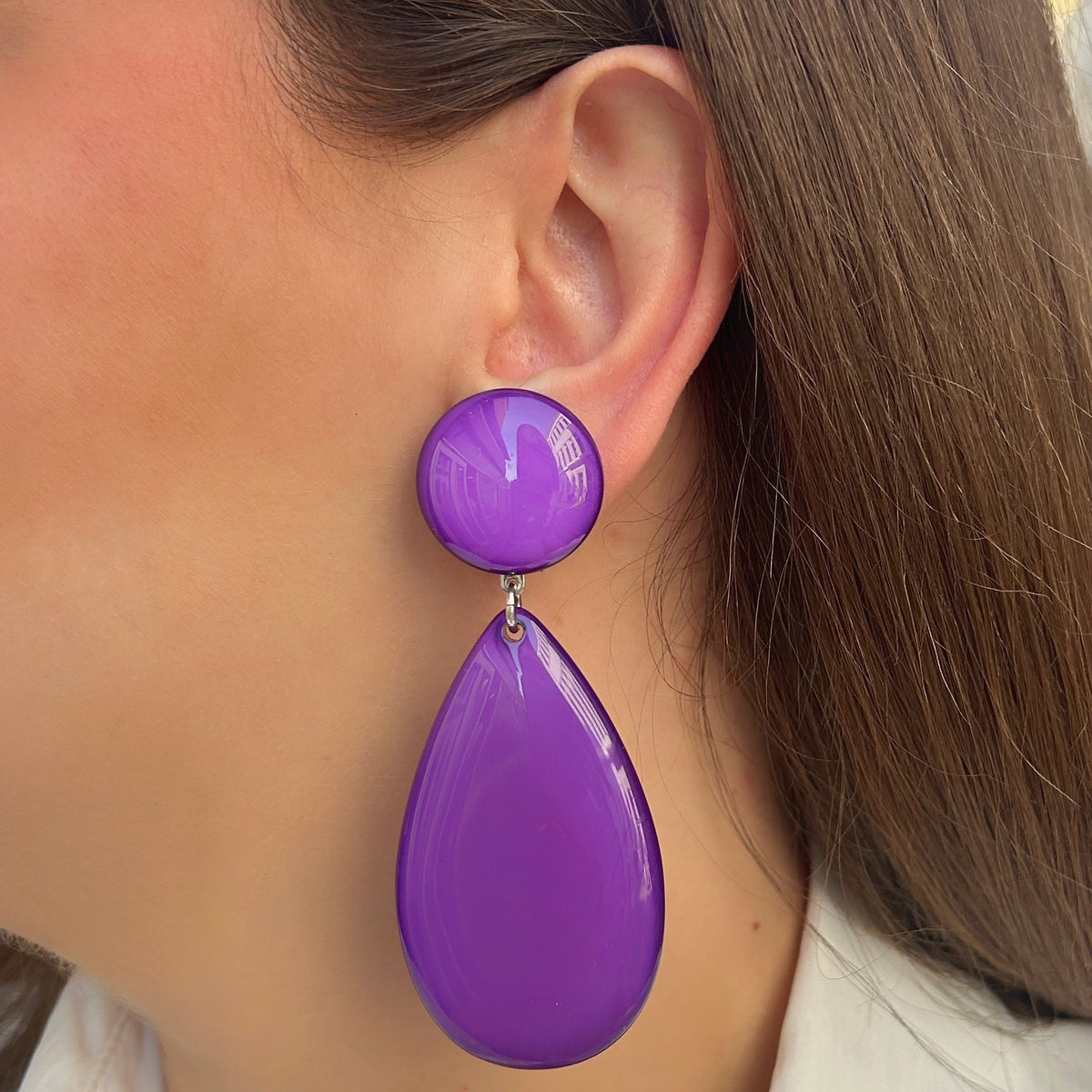 Boucles d’oreilles Lima M Violet à clips Francine Bramli Paris, cabochons ronds bombés et grandes gouttes violettes brillantes.