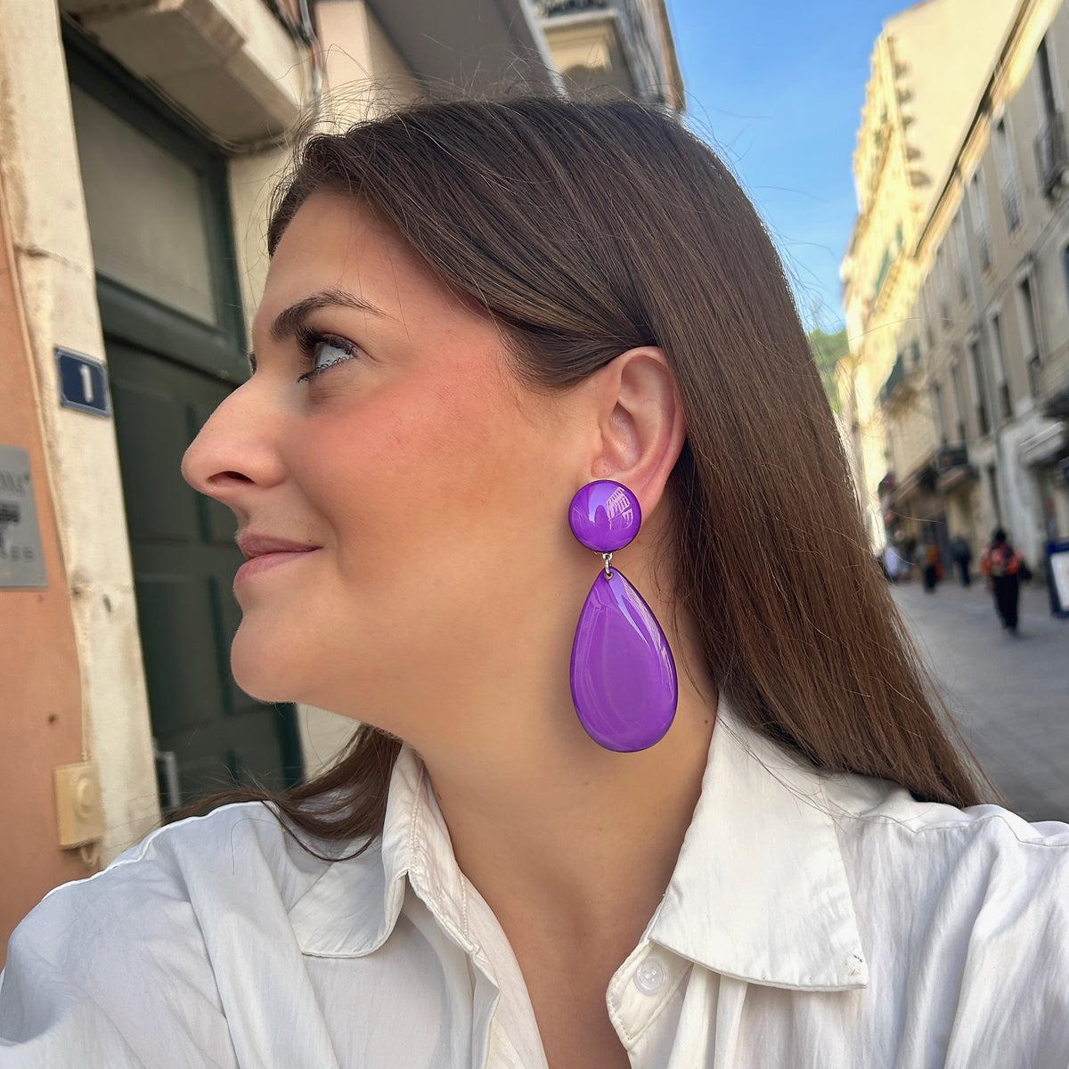 Boucles d’oreilles Lima M Violet à clips Francine Bramli Paris, cabochons ronds bombés et grandes gouttes violettes brillantes.