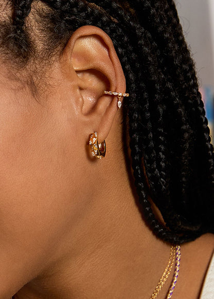 Boucles d’oreilles London Mya Bay portées à l’oreille