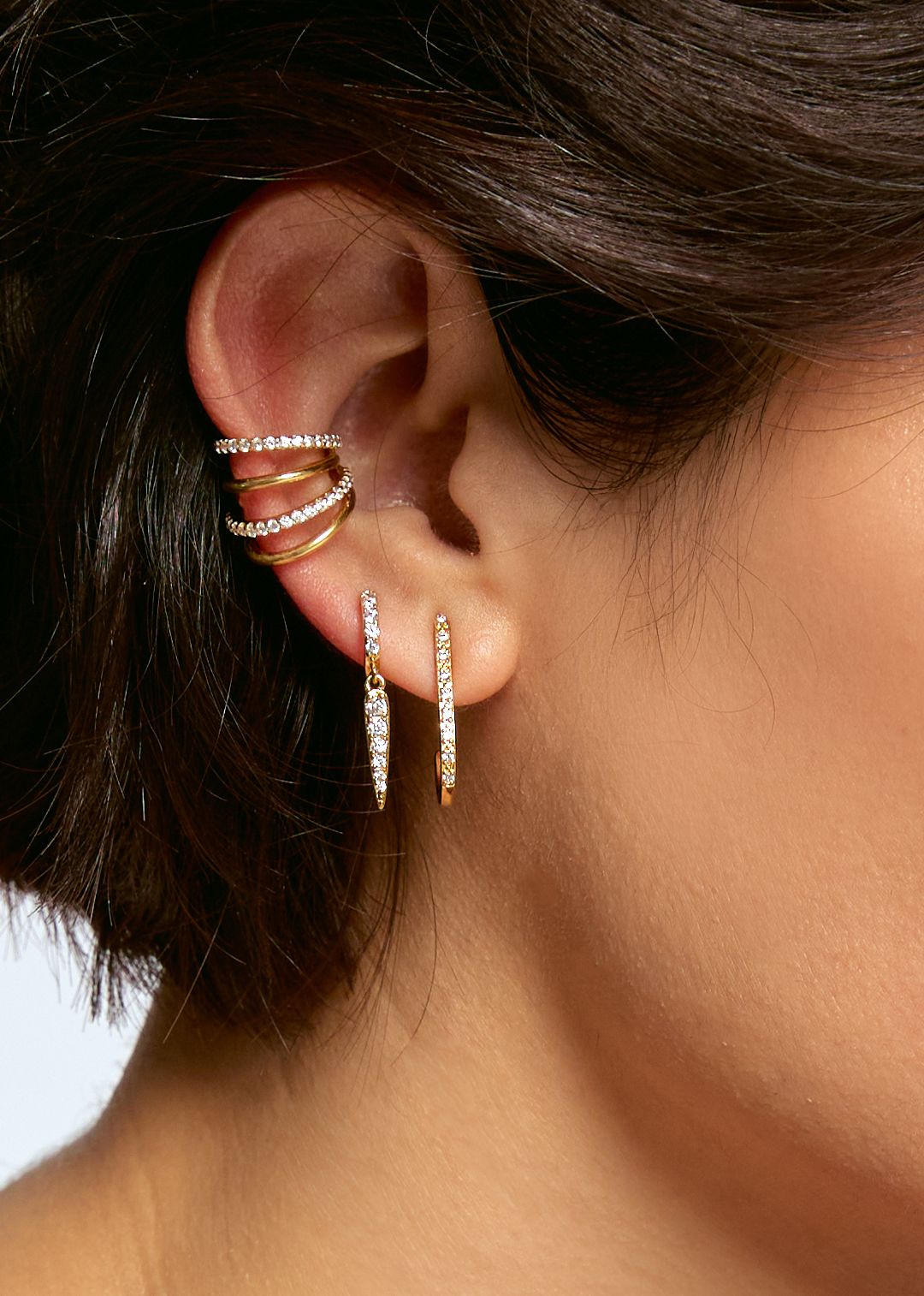 Boucles d’oreilles Long Delhi Mya Bay portées à l’oreille