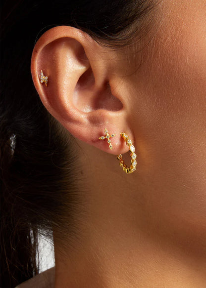 Boucles d’oreilles Lovely Infinity Mya Bay portées à l’oreille