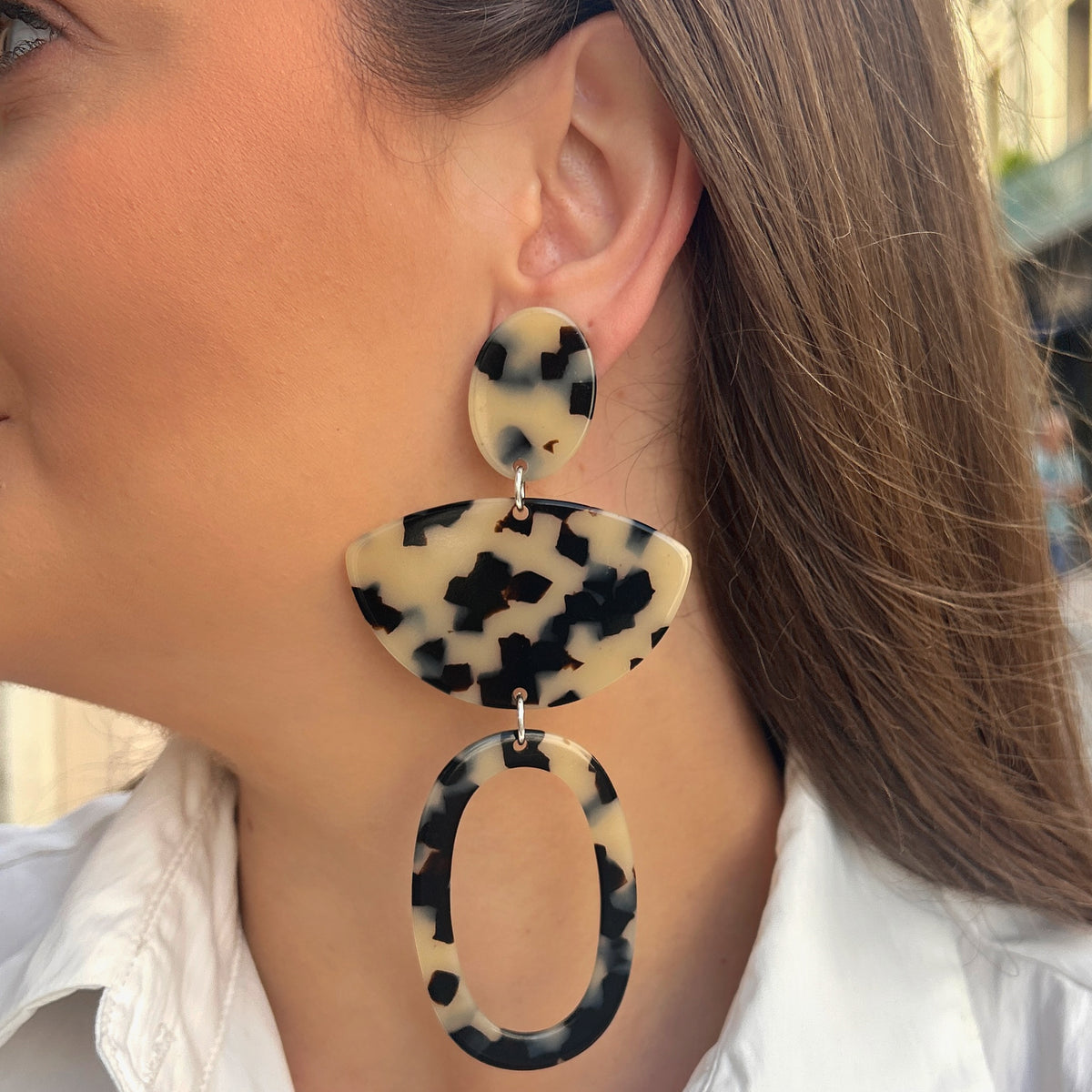Boucles d’oreilles Luna Écaille de Tokyo XXL noir et ivoire Francine Bramli Paris
