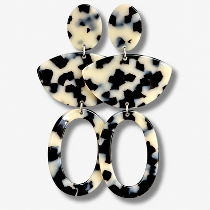 Boucles d’oreilles Luna XL Écaille Noir et Blanc à clips Francine Bramli Paris, modèle XXL composé de trois éléments articulés en résine effet écaille et de grands anneaux ovales ajourés.