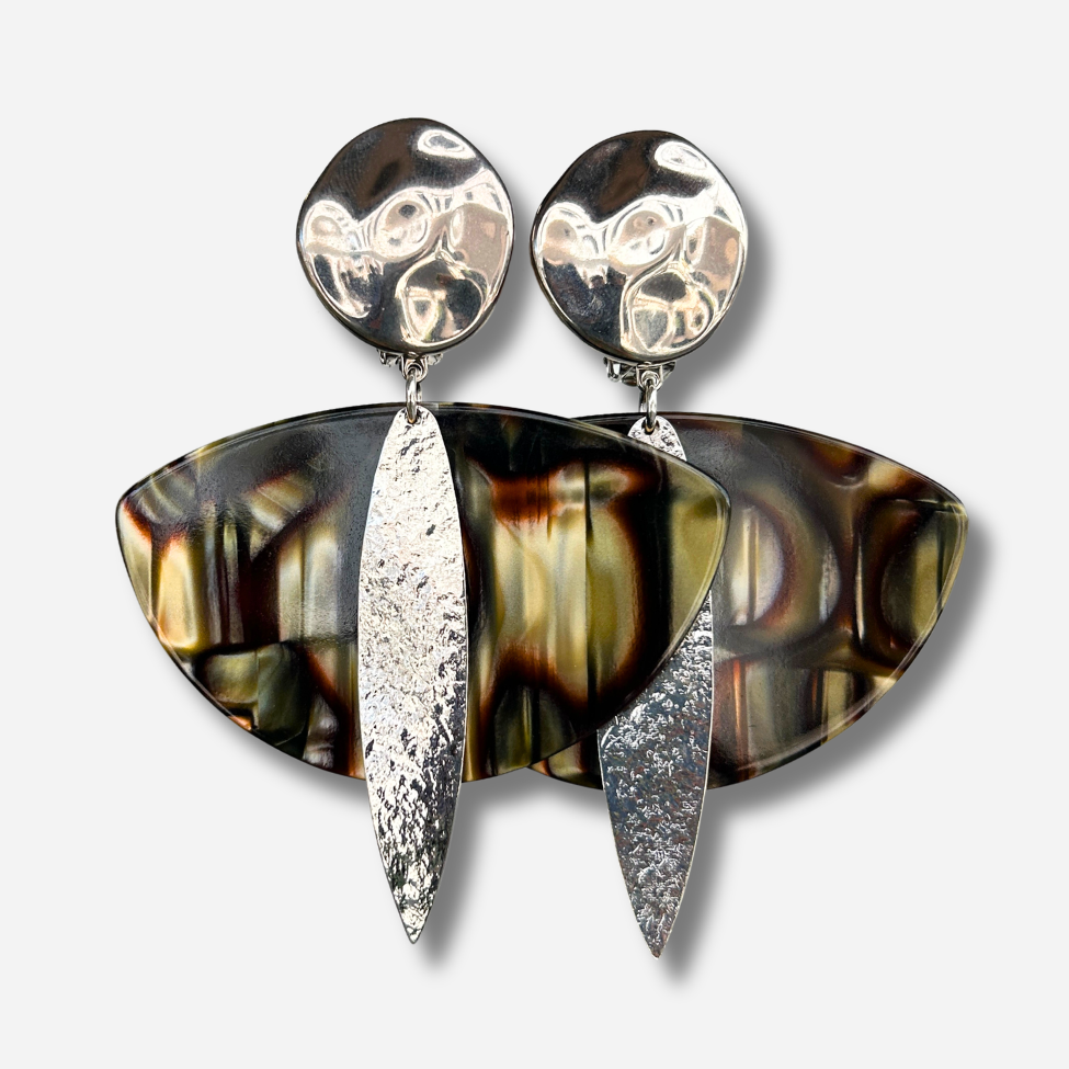 Boucles d'oreilles Luna Onyx Silver Francine Bramli Paris en résine effet onyx et métal argenté martelé portées