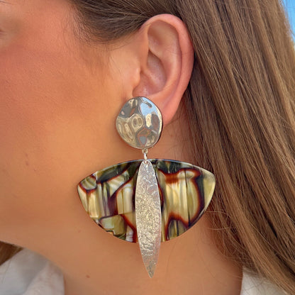 Boucles d'oreilles Luna Onyx Silver Francine Bramli Paris en résine effet onyx et métal argenté martelé portées