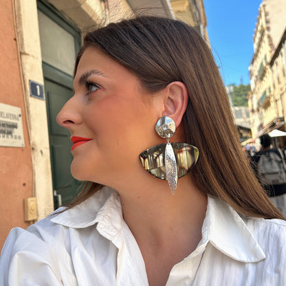 Boucles d'oreilles Luna Onyx Silver Francine Bramli Paris en résine effet onyx et métal argenté martelé portées