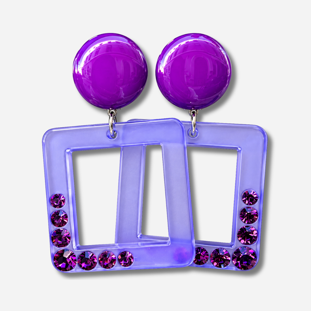 Boucles d’oreilles à clips Madison XL Violet Francine Bramli Paris, cabochons ronds violet brillant et grands pendentifs carrés ajourés lilas translucide ornés de cristaux violets scintillants.