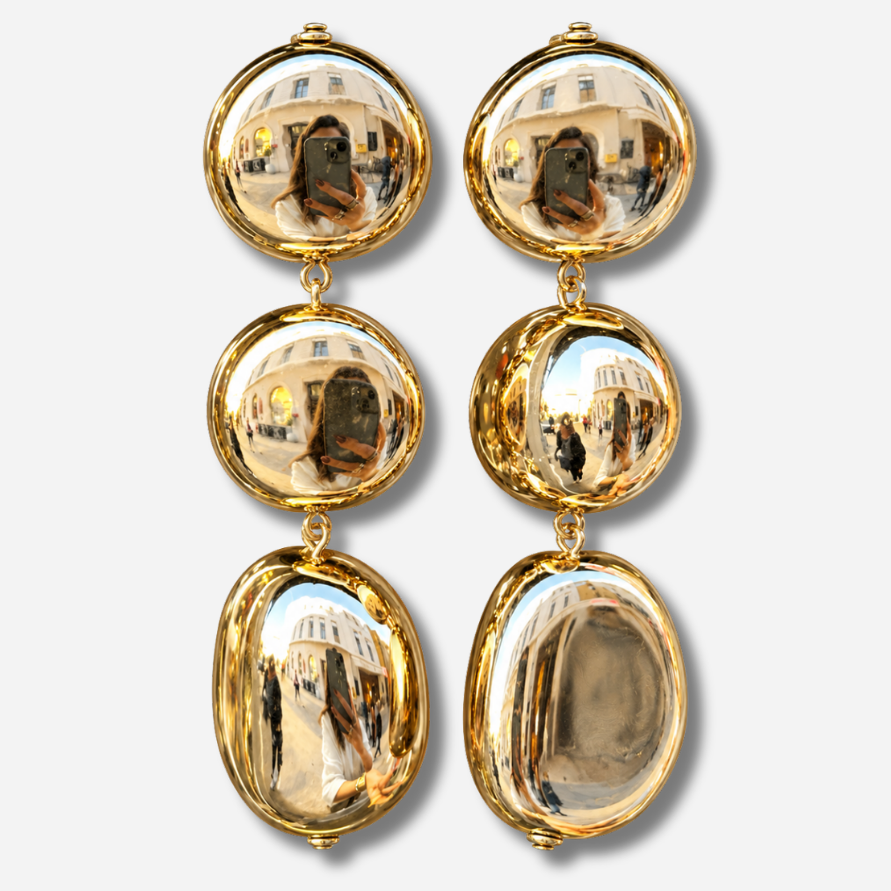 Boucles d’oreilles Mado Gold à clips Francine Bramli Paris, trois éléments bombés dorés effet miroir reliés par des anneaux.