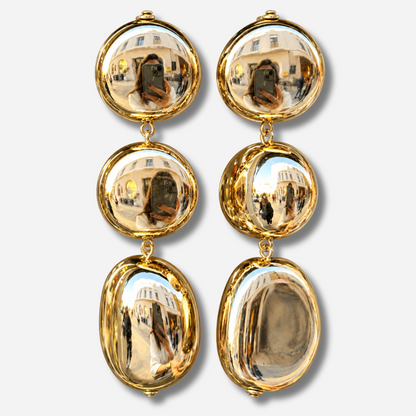 Boucles d’oreilles Mado Gold à clips Francine Bramli Paris, trois éléments bombés dorés effet miroir reliés par des anneaux.