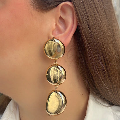 Boucles d’oreilles Mado Gold à clips Francine Bramli Paris, trois éléments bombés dorés effet miroir reliés par des anneaux.