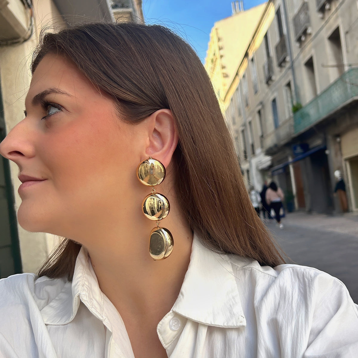 Boucles d’oreilles Mado Gold à clips Francine Bramli Paris, trois éléments bombés dorés effet miroir reliés par des anneaux.