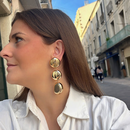 Boucles d’oreilles Mado Gold à clips Francine Bramli Paris, trois éléments bombés dorés effet miroir reliés par des anneaux.