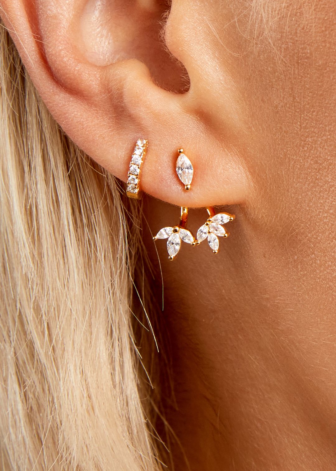 Boucles d’oreilles Magnolia Branch Mya Bay portées à l’oreille