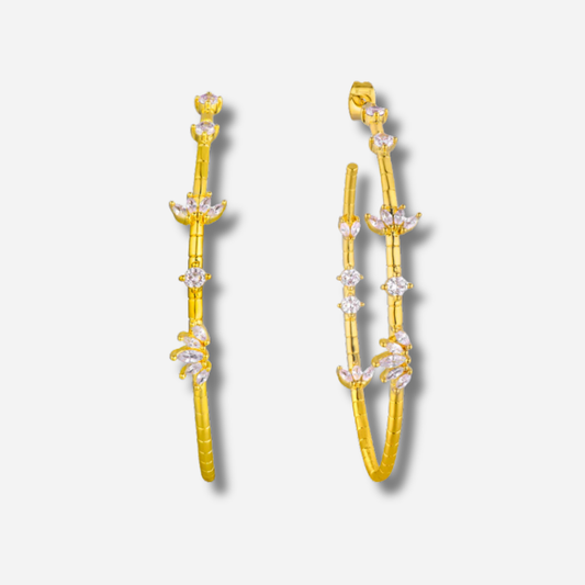 Boucles d’oreilles Magnolia Hoops Mya Bay créoles dorées serties de strass floraux