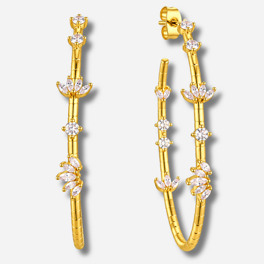 Boucles d’oreilles Magnolia Hoops Mya Bay créoles dorées serties de strass floraux